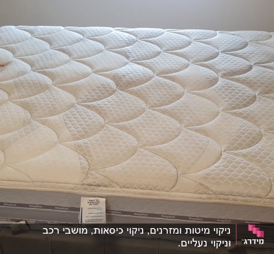 מזרן לבן על מיטה בחדר שינה